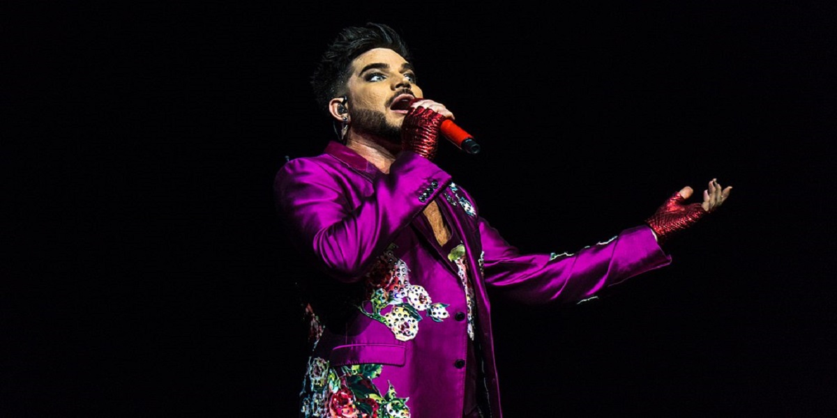 Adam Lambert mascherato canta Somebody To Love in TV (VIDEO)